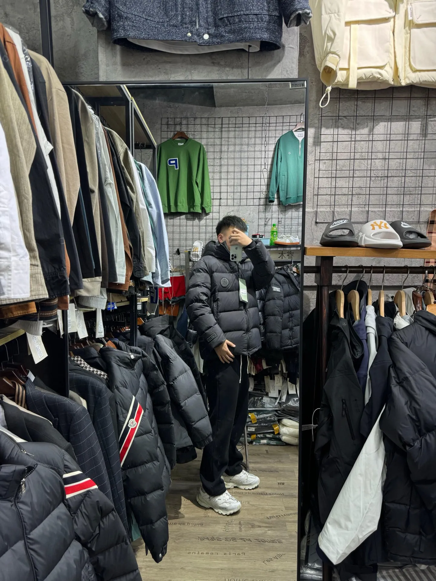 P880 Big Goose Ouyang Nana Second Generation (higher version) Canada goose Canada Goose Black Label Down Jacket A must-have in the outerwear world, the Big Goose Black Label down jacket! The latest designer styles! The goose down jacket has always been a popular element of fashion and is loved by experts from all walks of life! Fashionable hooded cut, high-end customer-supplied fine goose down, high resilience, smooth zipper, strong and firm. Pockets on both sides can store small items, free your hands, and you can go out without worries. It can also meet the need of putting your hands in your pockets👏👏Produced by Big Goose, it can be used as a group uniform by many celebrities. This down jacket uses a double-layer anti-down lining design, which has strong windproof performance and will be very warm in winter! Newly labeled white duck down filling, high fluffiness, windproof hooded design. When walking outdoors, pull the collar to the highest position, put your hands in the pockets and it will be very warm. It can be easily controlled by all body types! The interior is equipped with an elastic snow skirt design for better wrapping. The simple and neat style design highlights the masculine temperament. The impeccable style is classic and never goes out of style. It is warm and practical, and it is versatile! You can enter with your eyes closed!  Color: Black Khaki Size: XS-XXL